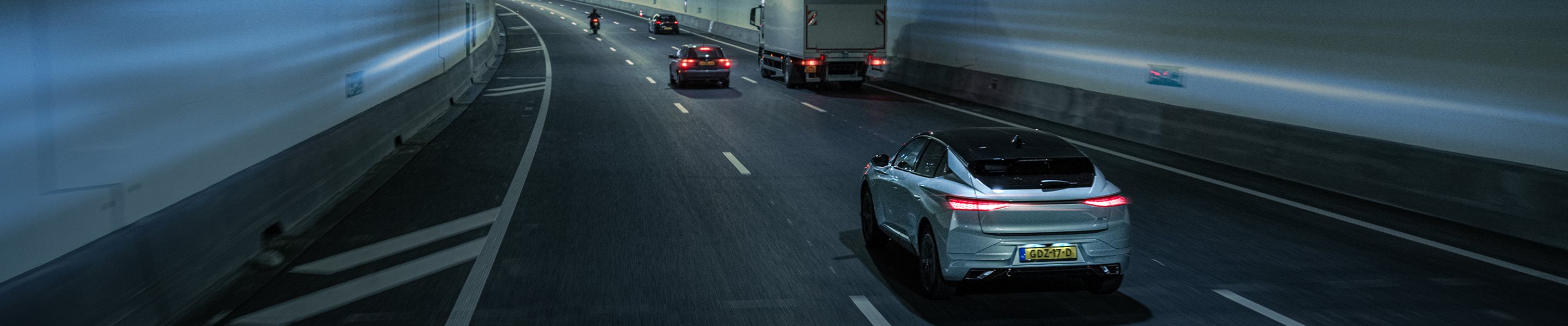 Foto van voertuigen die door de tunnel van de A24 rijden.